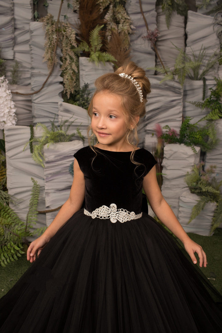 Sunnypetal Black Velvet Bodice Tulle Floor-Length Flower Girl Dresses with Bow