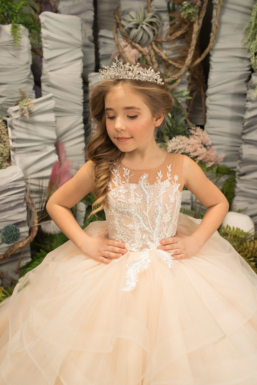 Sunnypetal Champagne Layered Tulle Flower Girl Dresses Lace Appliques Sequins Wedding Pageant Dress