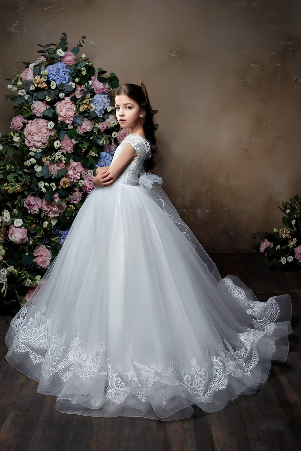 Sunnypetal Elegant White Tulle Flower Girl Dresses Sleeveless Lace Ruffles Dress With Train