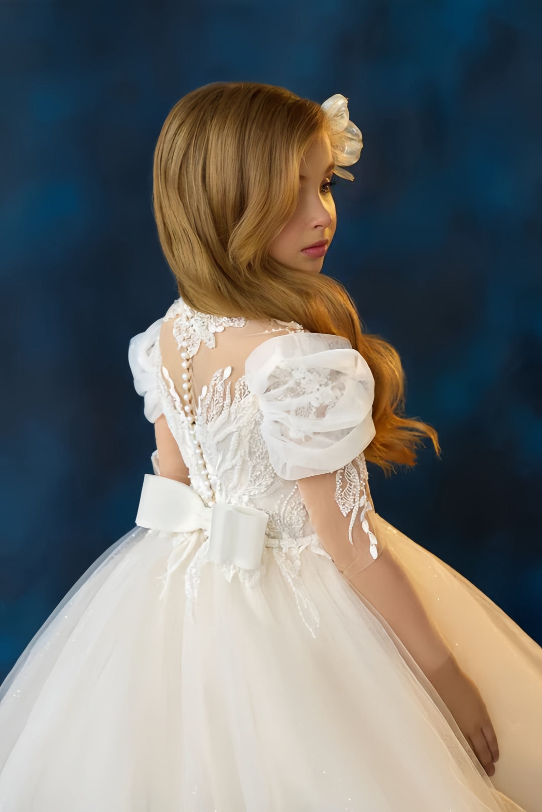 Sunnypetal Ivory Tulle Flower Girl Dresses High Neck Long Sleeve Appliques Communion Gown