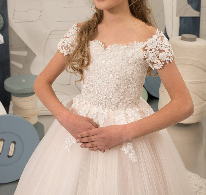 Sunnypetal Off the Shoulder Ivory Tulle Lace Appliques Ball-Gown Flower Girl Dress