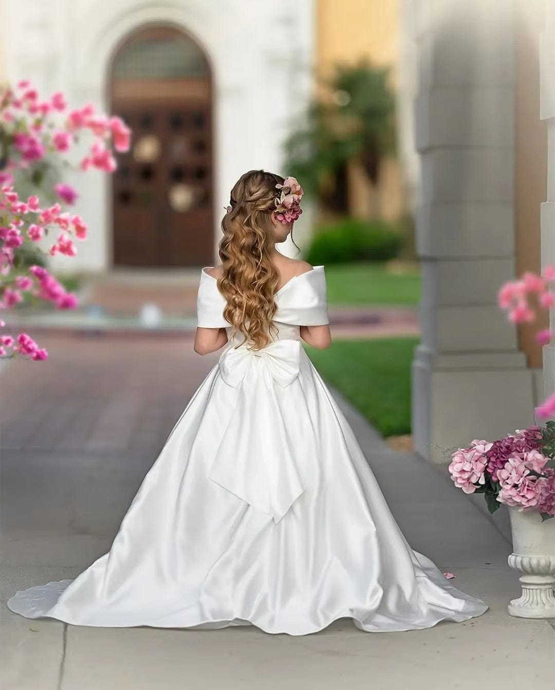 Sunnypetal White Satin Floor-Length Bow Kids Flower Girl Dress Ball Gowns