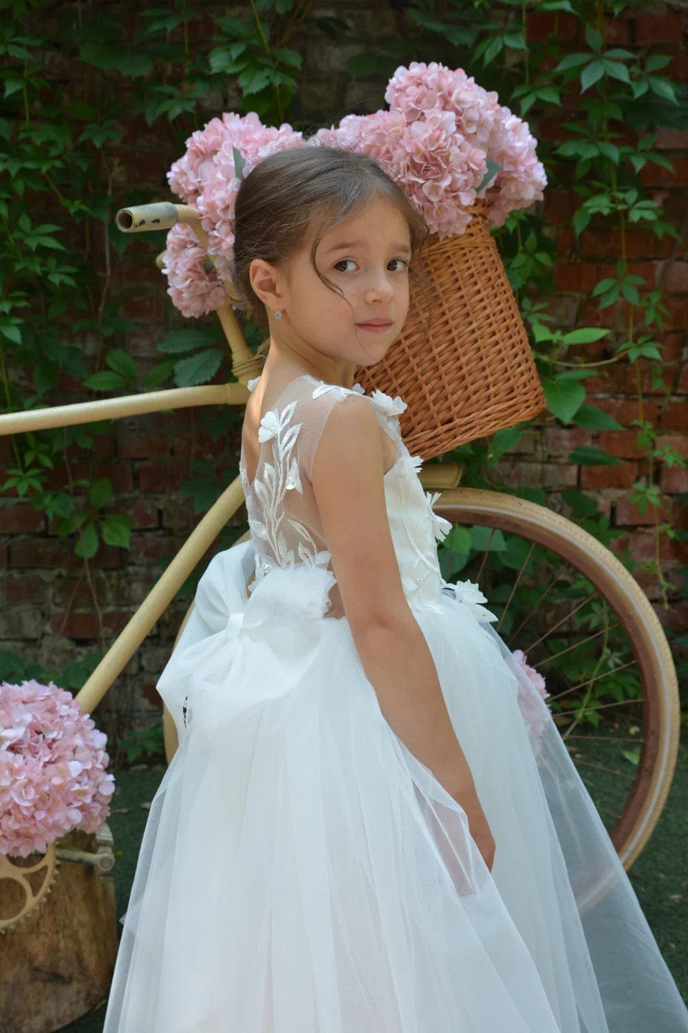 Sunnypetal White Tulle Flower Girl Dresses Lace Appliques Wedding Dress with 3D Floral / Bow